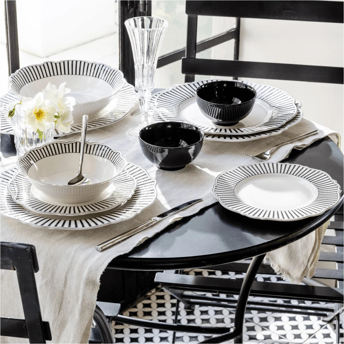 Jenna Clifford Ivory Noir Dinner Plate Set of 4
