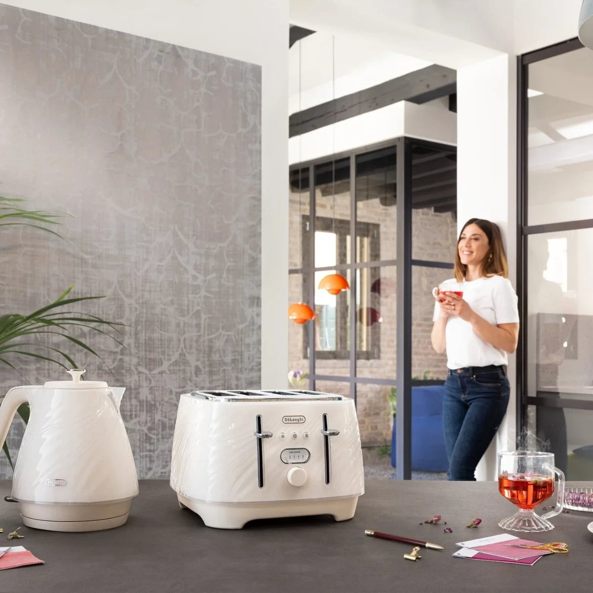 Delonghi Ballerina Seta 1.7L Electric Kettle
