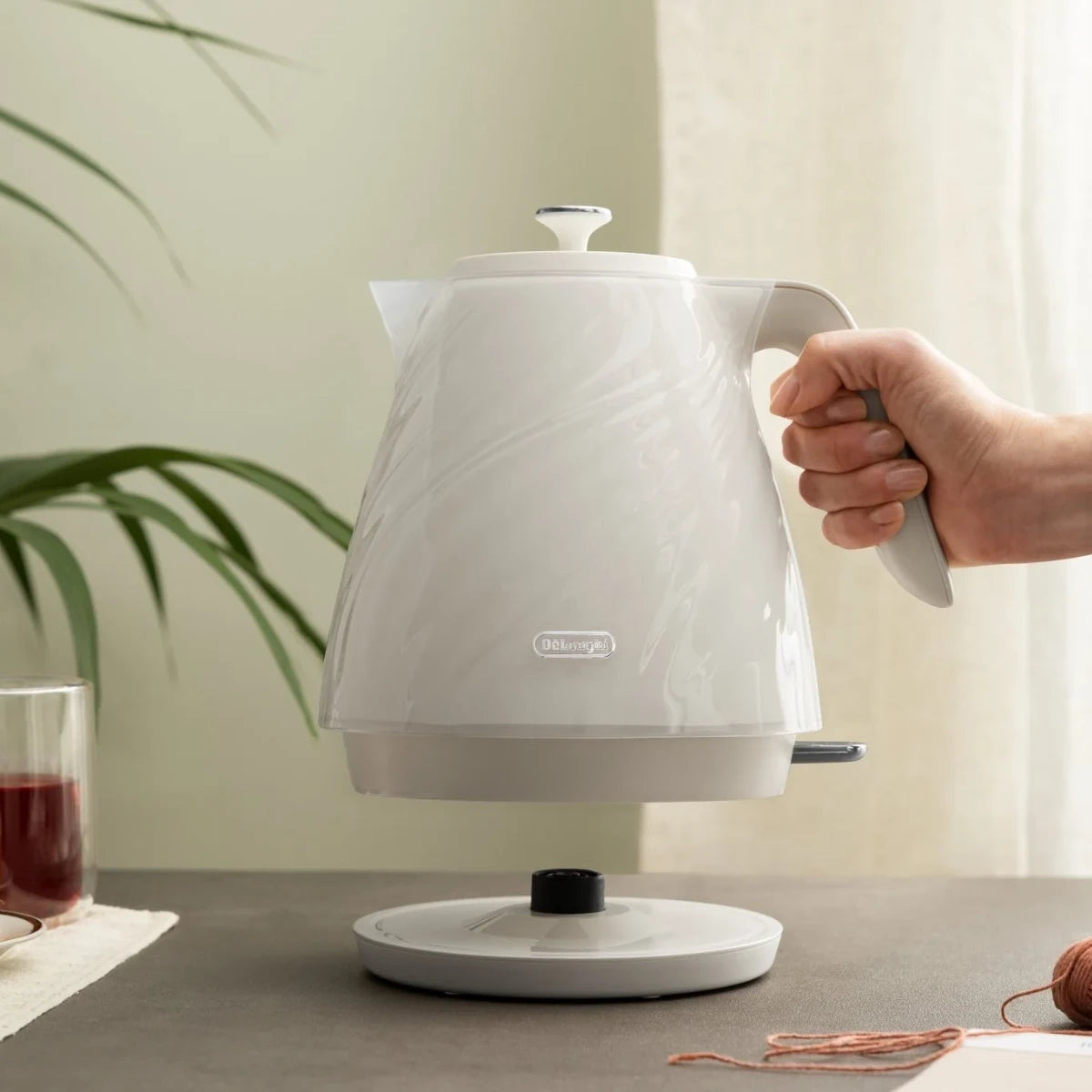 Delonghi Ballerina Seta 1.7L Electric Kettle