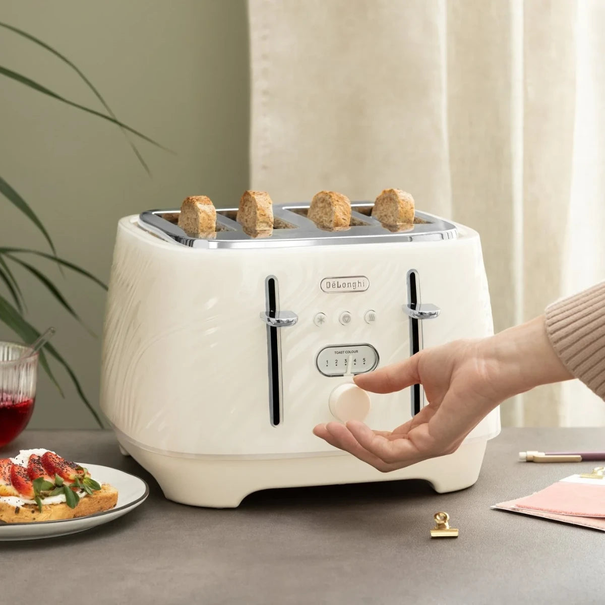 Delonghi Ballerina Seta 4 Slice Toaster